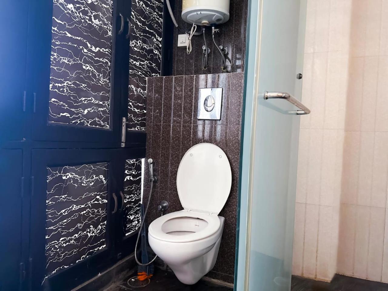 Hotel Blueberry Nuova Delhi Esterno foto