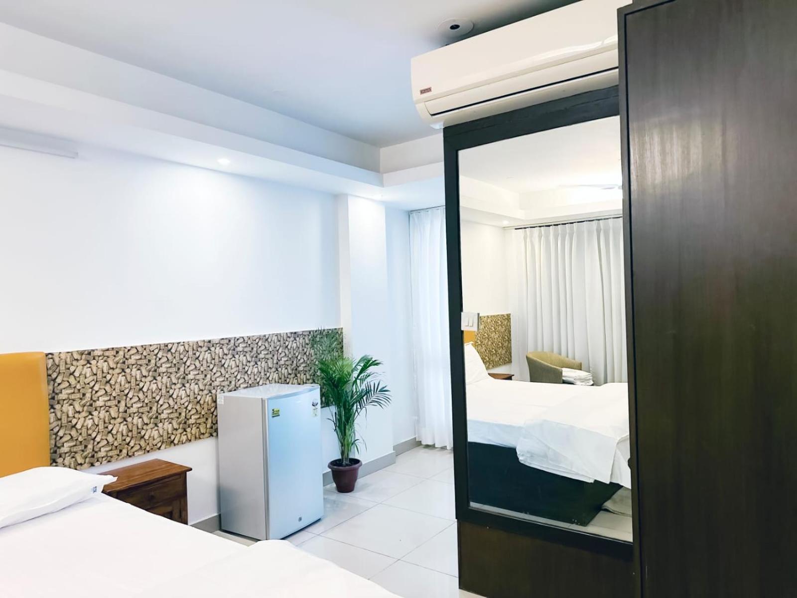 Hotel Blueberry Nuova Delhi Esterno foto