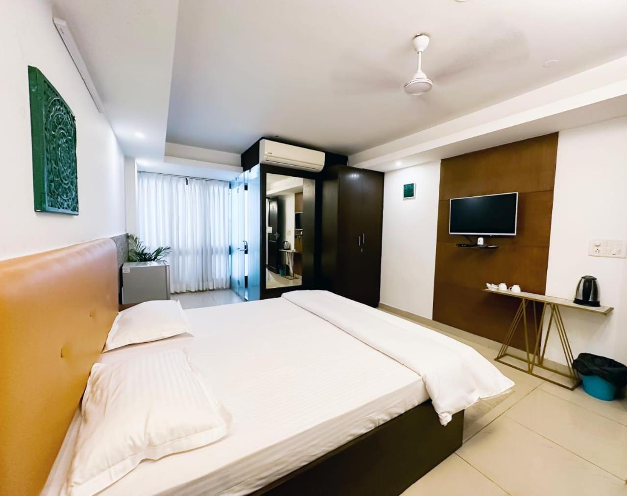 Hotel Blueberry Nuova Delhi Esterno foto