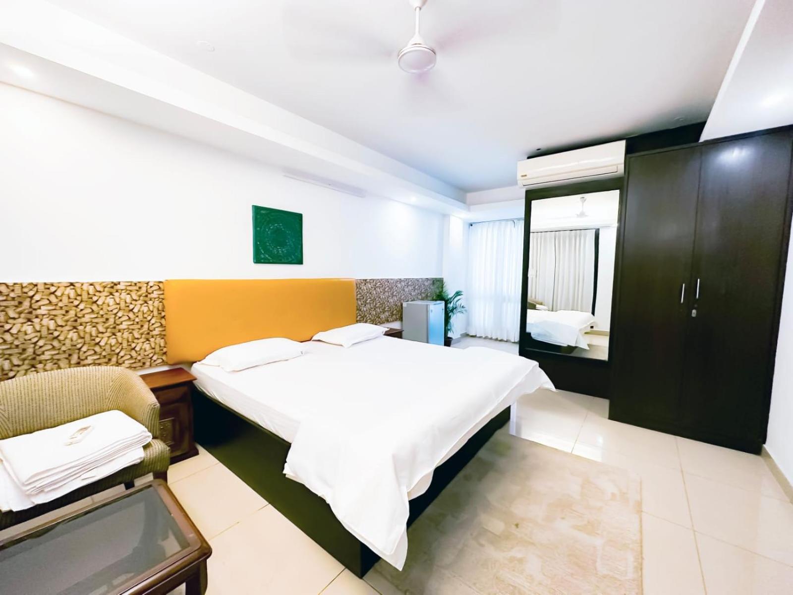 Hotel Blueberry Nuova Delhi Esterno foto