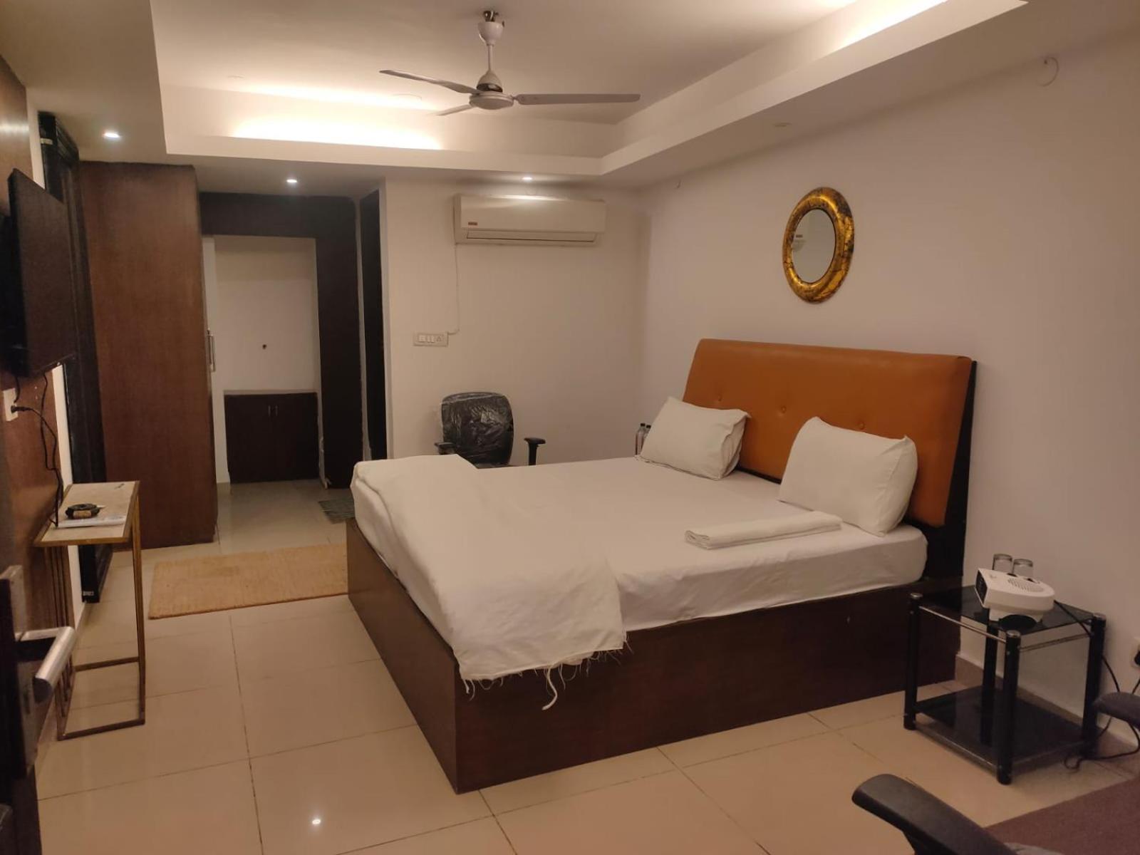 Hotel Blueberry Nuova Delhi Esterno foto