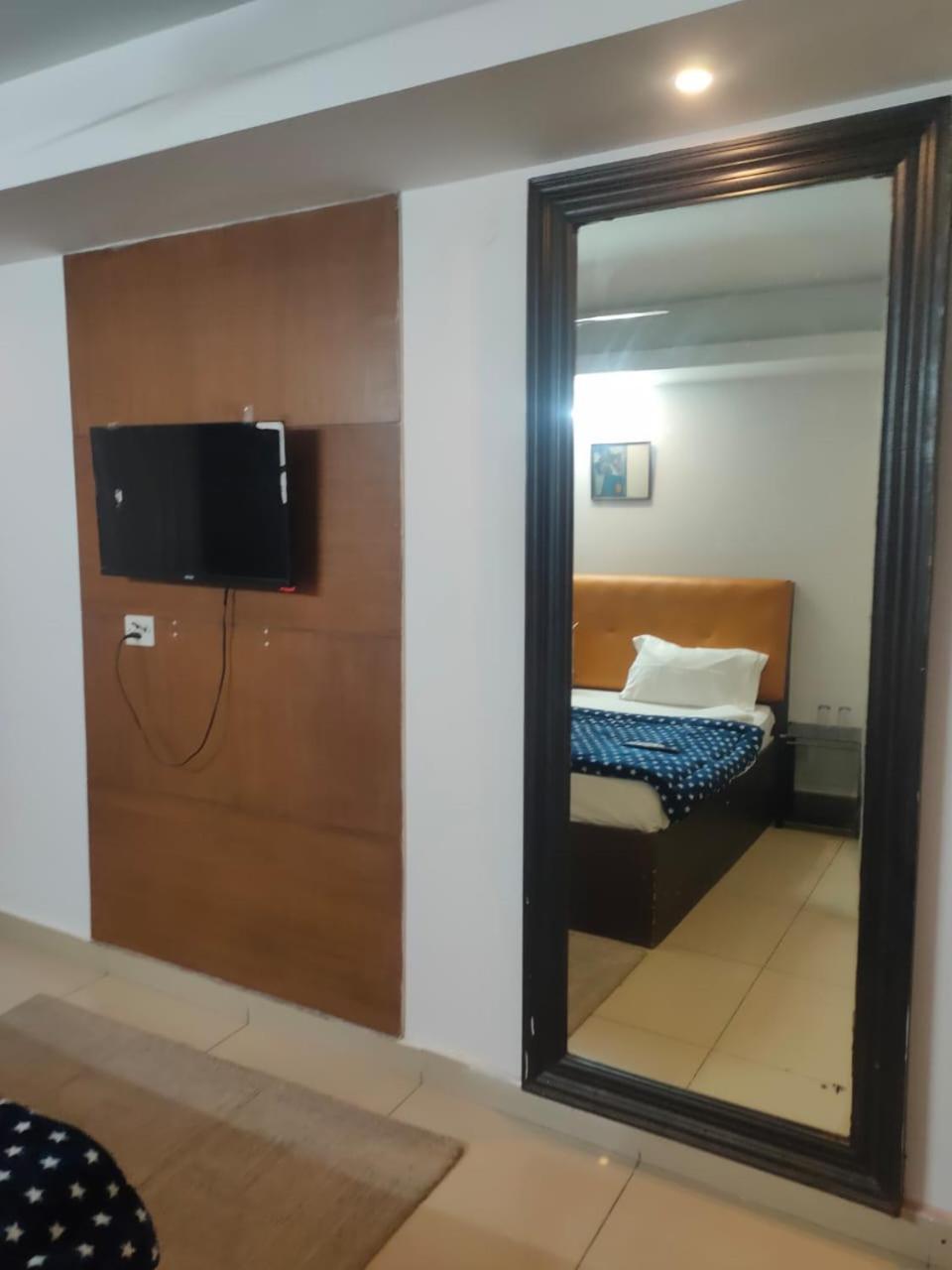 Hotel Blueberry Nuova Delhi Esterno foto