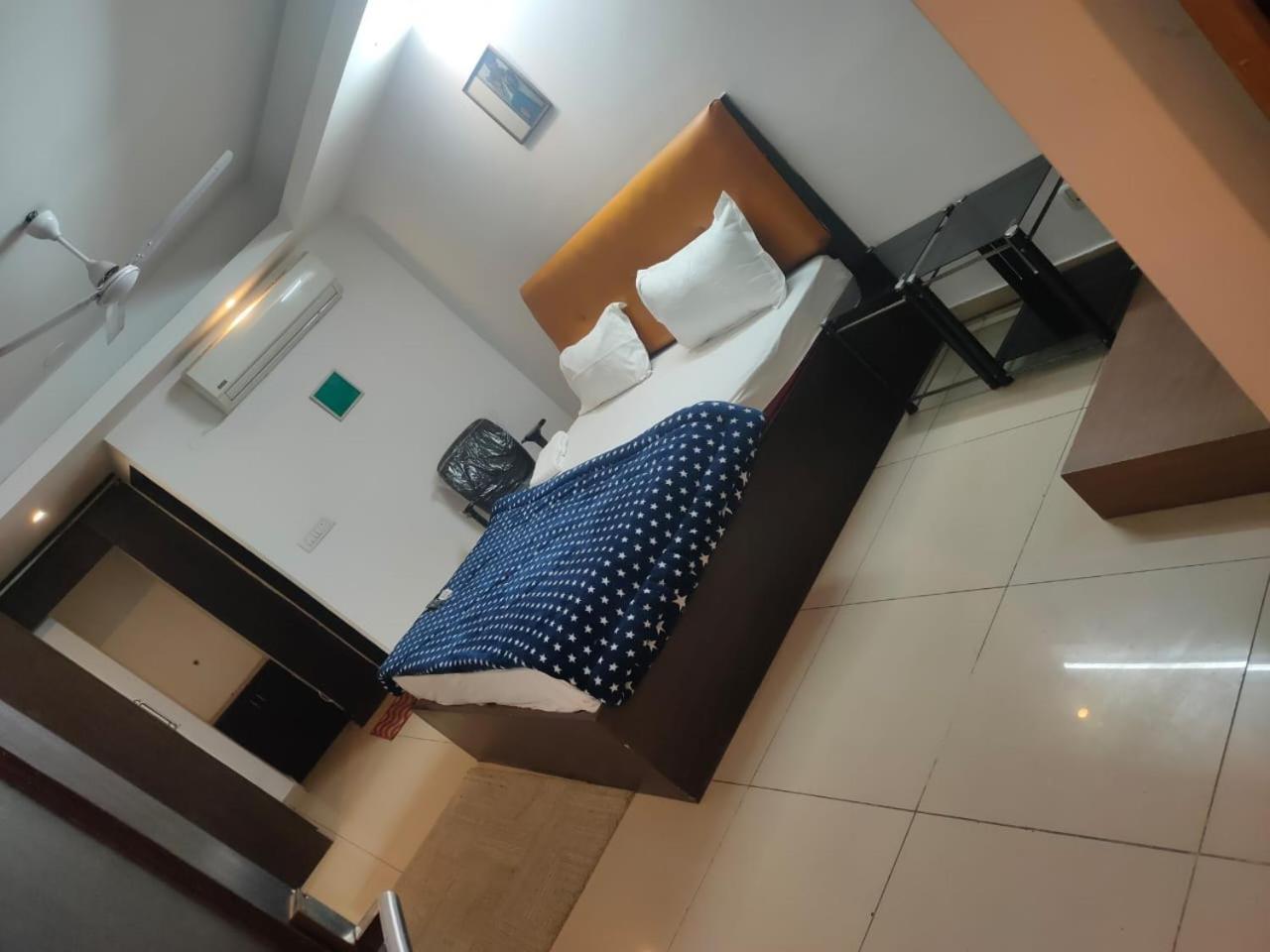 Hotel Blueberry Nuova Delhi Esterno foto