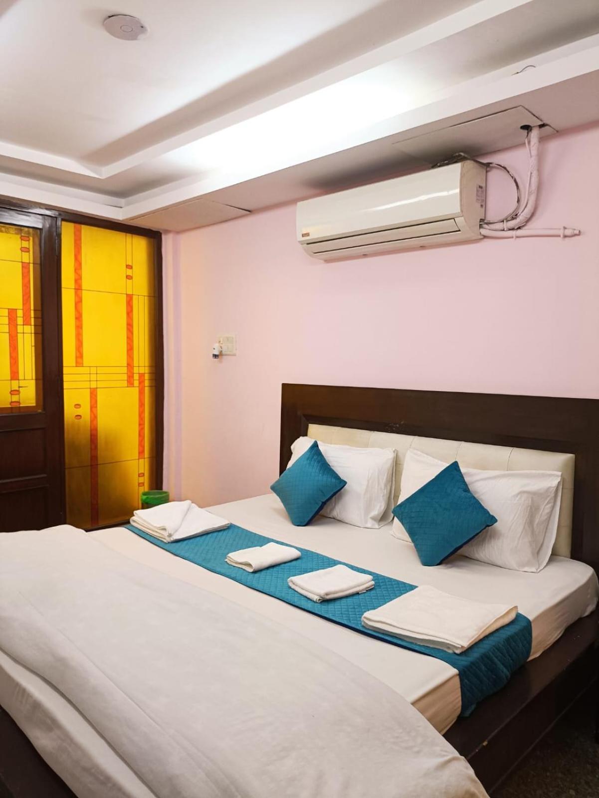 Hotel Blueberry Nuova Delhi Esterno foto