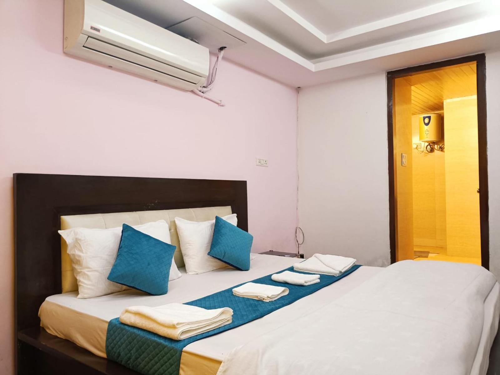Hotel Blueberry Nuova Delhi Esterno foto